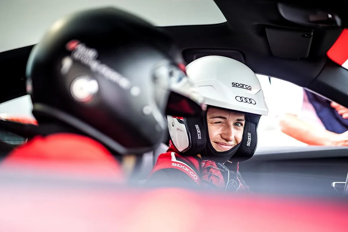 Yoanna Dallier casquée, installée dans une voiture de course Audi